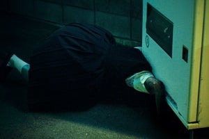 佐野玲於、深夜の自販機で少女の恐ろしい姿に戦慄…『ミンナのウタ』恐怖映像