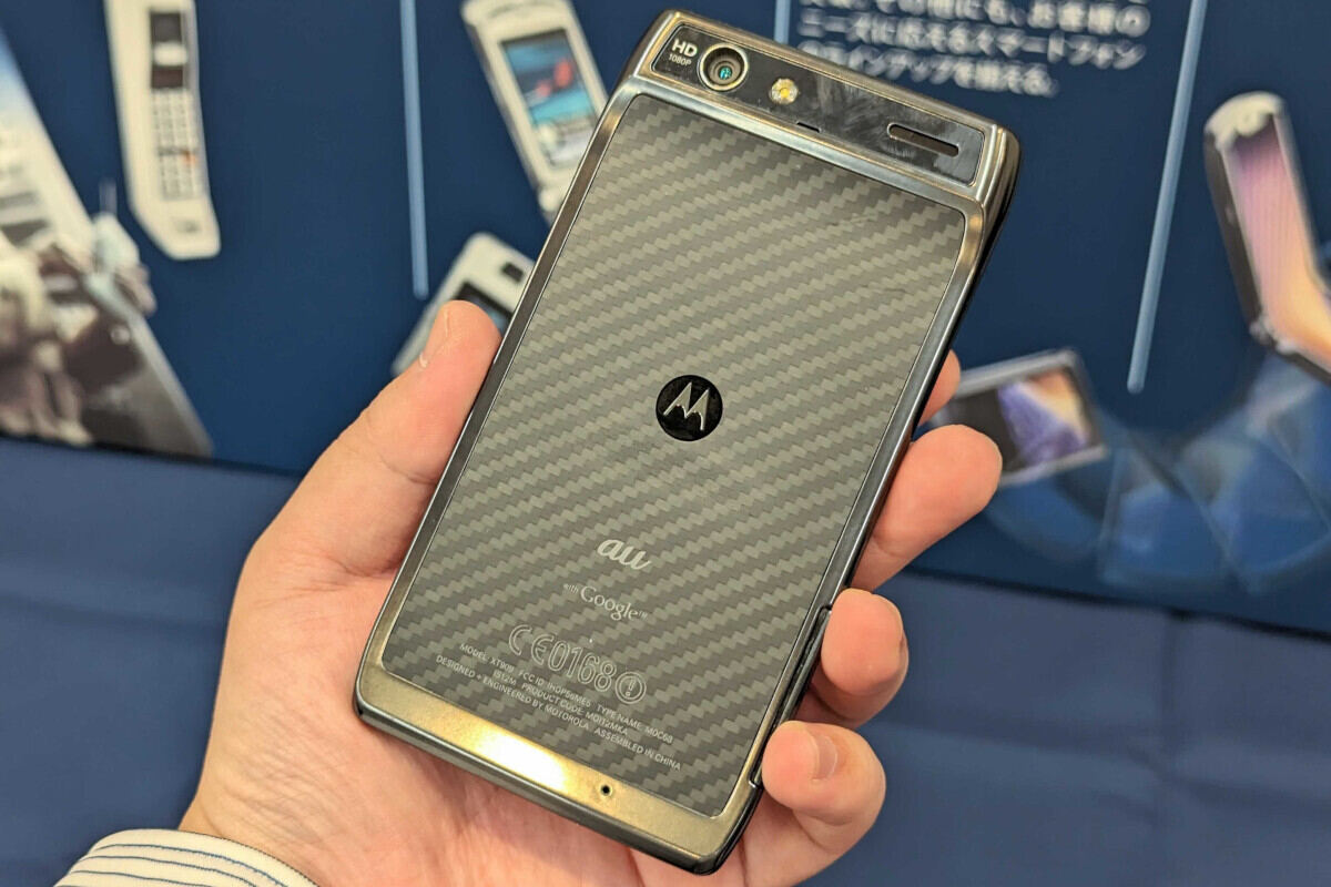 （参考）edge 40／razr 40 ultraの発表会場に展示されていた「RAZR IS12M」（2012年発売）