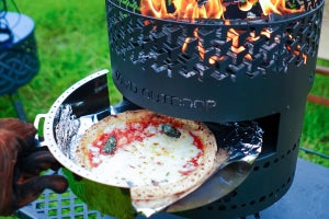 オーブン機能付き焚き火台「シングランピングクッキング」先行販売中 - ピザが2分で焼き上がる!