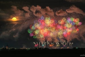 【綺麗すぎ】長岡花火と満月の奇跡のコラボを捉えた写真に、感動の声殺到 - 「すっごい!!!!!」「綺麗な写真ありがとうございます」