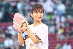 AAA宇野実彩子、ヘソチラ&ショーパンで美脚投球　始球式は“85点”「悔しい」