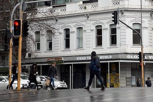 雨で傘を差さない、アイスコーヒーが無い、ニュージーランドに関する噂を検証