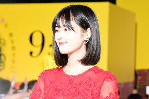 20歳になったばかりの原菜乃華、赤の透け感ドレスで魅了　永山瑛太も「見惚れてしまって」