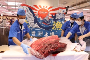 「生のおいしいクジラを味わってほしい」東京・銀座でクジラ生肉捌きショー&販売を開催