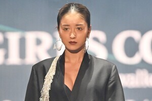 みちょぱ、胸元セクシーなマニッシュスーツ姿で魅了　TGCで圧巻ランウェイ