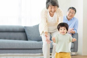 シニア男性は孫と「公園で遊びたい」、女性は「LINEしたい」-“孫消費”額は平均約10万円