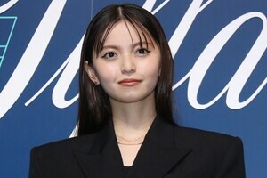 齋藤飛鳥、ティファニーのジュエリー輝かせ笑顔　ブラックコーデで魅了