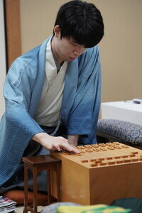 不動駒なしの死闘　藤井竜王・名人が入玉勝負制しタイに　第71期王座戦五番勝負第２局