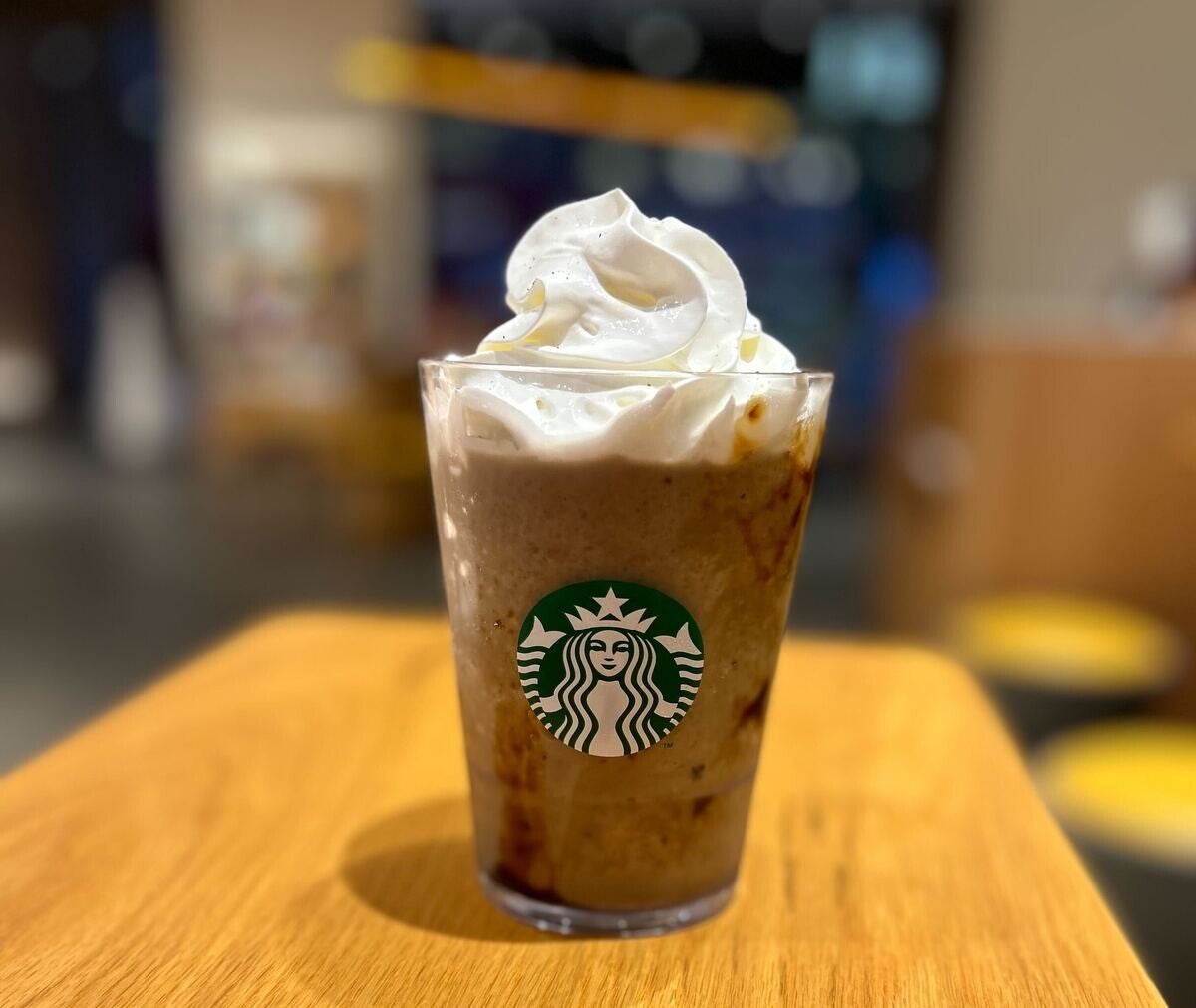 スタバの店舗限定フラぺ「マロン ほうじ茶 フラペチーノ」はどこか特別な味わい!? | マイナビニュース