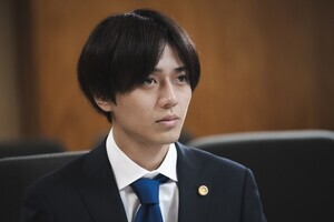 永瀬廉、容疑者・杉咲花の弁護士として法廷へ　被害者・北村匠海がナイフを手に…『法廷遊戯』