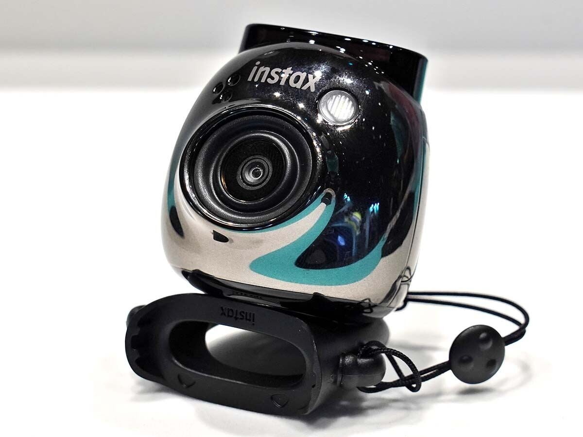 富士フイルム、チェキ初の小型カメラ「INSTAX Pal」 16mmの超広角