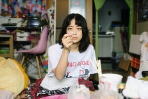 深川麻衣、ファスナー上がらず「人生詰んだんか…」『つんドル』場面写真