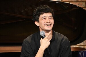 池松壮亮、ほろ酔いでイベントに登場「酔いが回っています」ピアノ演奏促されタジタジ