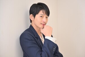 向井理、『パリピ孔明』で意識する異質さと違和感　コミカル設定も「骨太なドラマ」