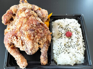 【爆盛り「から揚げ弁当」】デカっ!! 噂の『キッチン バスストップ』の「丸鶏弁当」を食べてみた