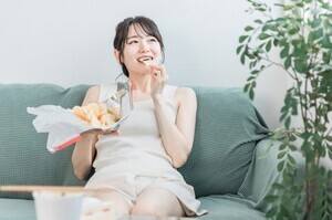 男性121人に聞いた「だらしない女」の特徴ランキング! 2位は「金遣いが荒い」