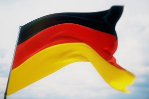 【美しすぎる】ドイツに「赤いオーロラ」出現!!! - 神秘的な光景に「マジか…」「こういう色のオーロラってあるんだ…」「素敵な配色」と感動の声集まる