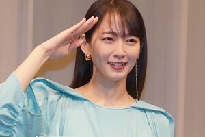 吉岡里帆、永山瑛太に「人格者」「人間能力のレベルが違う」と絶賛され照れ笑い