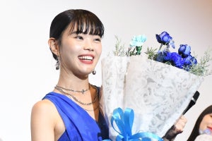 アイナ・ジ・エンド、ノースリーブの青ドレスで登場　初日に主演映画鑑賞「ここにいるよ!」