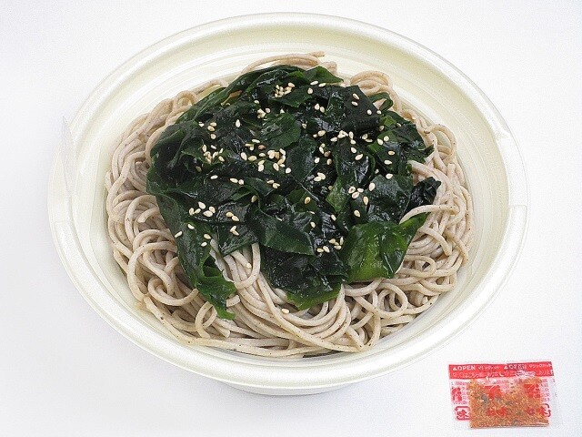 「鰹だし引き立つ わかめ二八そば」(399円)