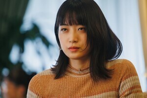 深川麻衣、やさぐれた表情で毒を吐く「少しだけ呪われろ」　『つんドル』場面写真