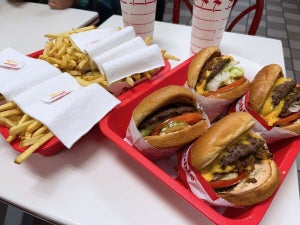 カリフォルニア人気ハンバーガー「イナナウト」、香港限定店舗がまさかの1時間で完売 - 日本でも開店後即売り切れ