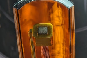 理研・富士通の量子コンピューター二号機がお披露目。冷却器に中身を投影、実用化へと着実に進みゆく技術開発