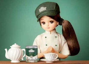 【お客様、どんな紅茶をお探しですか?】リカちゃん、英国紅茶ブランド「アーマッドティー」の公式アンバサダーに就任! -「さすがリカちゃん! 何を着ても似合います♪」と話題