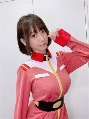 コスプレイヤー伊織もえが『ガンダム』地球連邦軍の制服ショット披露