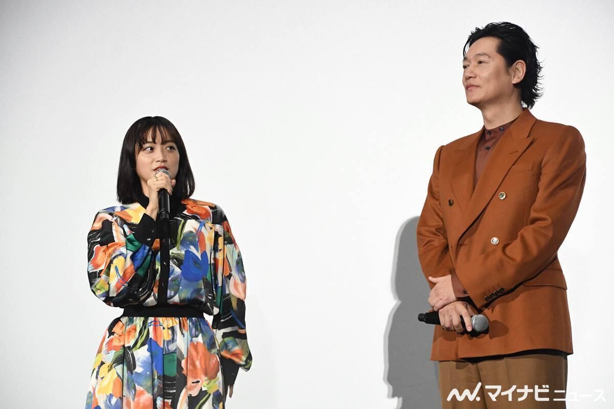 (左から)深川麻衣、井浦新