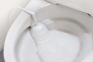 飛び跳ねや汚れ防止に、トイレに後付けできる泡洗浄機