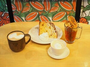 スタバ「ロースタリー 東京」にホリデー到来! 白みそ×ルイボスティーの味わいは？