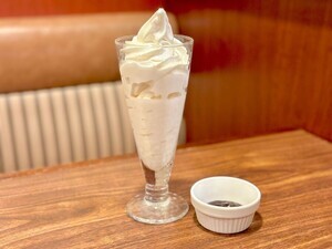 【高さ20cm!】384円で食べられるジョナサンの「盛り盛りソフト」を食べてみた - おすすめの食べ方も紹介