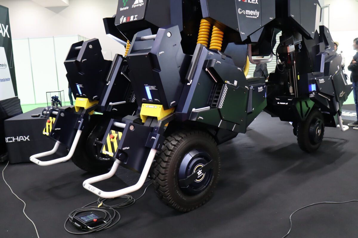 ツバメインダストリの搭乗操縦型ロボット「アーカックス」
