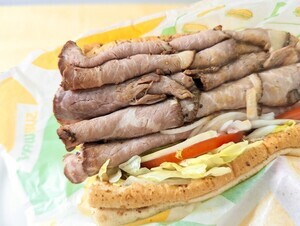 【肉肉肉ーッッ!!!!】東大サブウェイ限定の爆盛サンド「インフィニート デストロイヤー」実食レポ  - ローストビーフ25枚は食べ飽きないのか!?