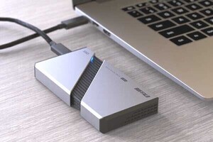 冷却ファン内蔵、USB4対応の高速ポータブルSSD「SSD-PEU4A」