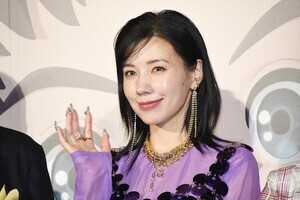 仲里依紗、煌びやかな“ミラーボール”風衣装から美脚のぞかせる