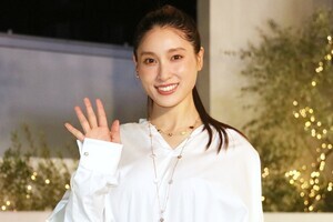 土屋太鳳、第1子出産後初の公の場　レーススカートで美脚チラリ