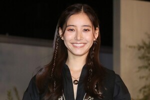 新木優子、ブラックコーデで魅了　バタフライ刺しゅうで華やかに