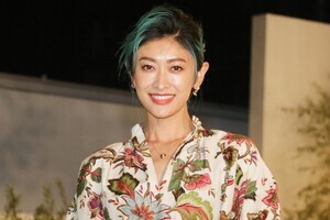 山田優、緑×青髪にイメチェン　全身花柄コーデで魅了