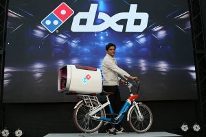 ドミノ・ピザ、温かいピザを素早く届けるための電動アシスト自転車を開発