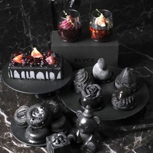 【うわああ、漆黒】ブラックパリ「漆黒のケーキ」最新作、渋谷スクランブルスクエアに登場! - 「可愛い…食べたい…行きたい…」の声