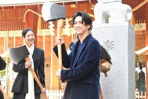 亀梨和也、“斧風”木槌を振りかざす　力強い餅つきで『怪物の木こり』大ヒットを祈願