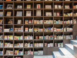 【泊まれる本屋!?】京都にある図書館のようなホテル「TUNE STAY HOTEL」が話題 - 「ひたすら本読んでゴロゴロ過ごす時間最高でした」