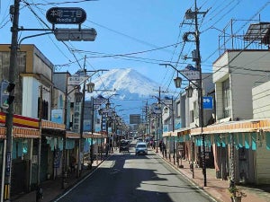訪日観光客が殺到する富士吉田市で、国内唯一の“布の芸術祭”が開催中-アートと絶景、エモい街並み……見どころが多すぎる「FUJI TEXTILE WEEK 2023」