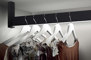 スガツネ工業、LEDライト内蔵のハンガーパイプ　人感センサーで自動点灯