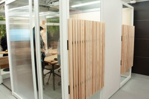 木材とICTで「快適でサステナブル」なオフィス、最先端の働く場を見てきた