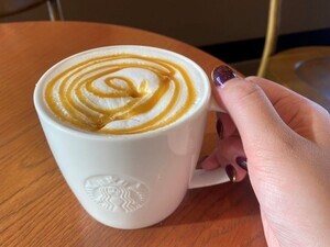 【スタバ無料カスタム】いつものほうじ茶ティーラテに甘さをプラス! 「ワンコインでホッとひといき! ふわふわ大満足カスタム」がおすすめ