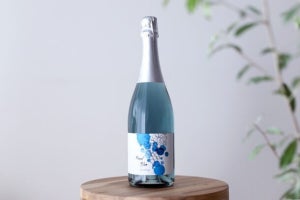 【美しい青…!】幸せを呼ぶ「ブルースパークリングワイン」TIMELINEに登場