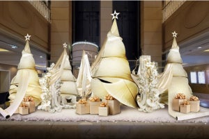 【期間限定】アップサイクルした紙糸によるクリスマスディスプレイ、神戸のホテルに展示中
